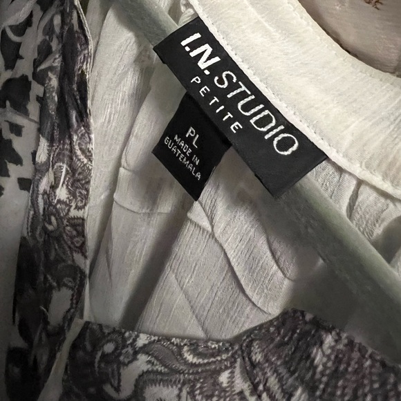 Black and white patterned blouse - Picture 2 of 2